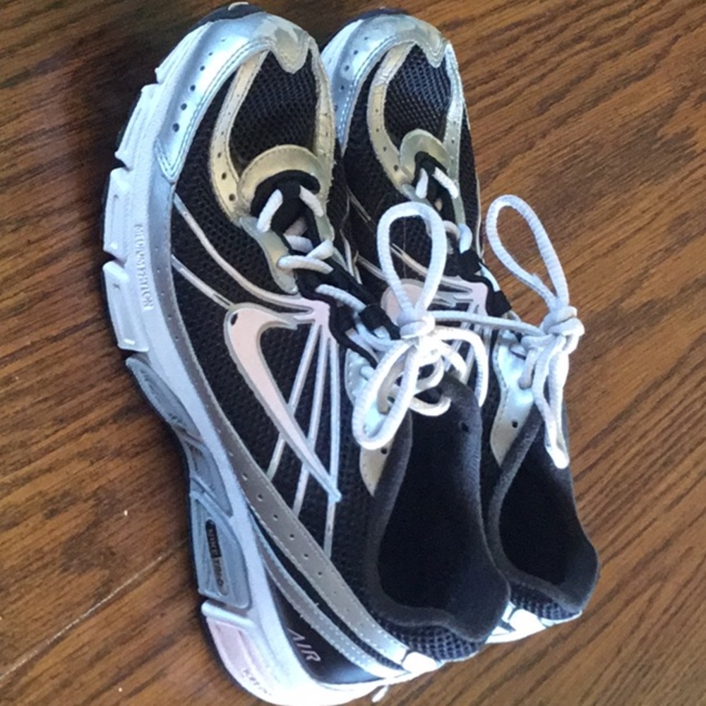Nike tennis shoes size 8.5